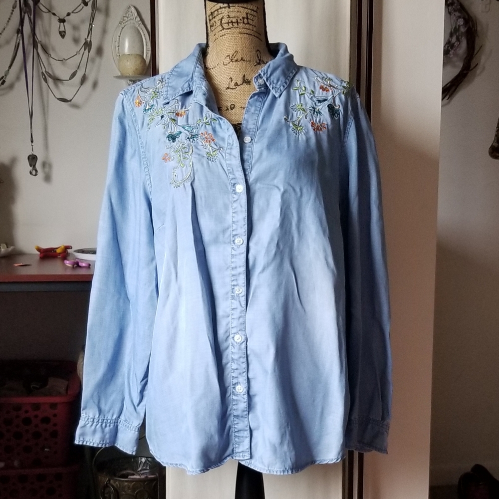 CHICOS DENIM EMBROIDERED SHIRT